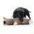 Hund spielt mit braunem Plüschspielzeug in Tierform. Spielzeug hat schwarze Augen und helle Pfoten.