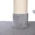 Árbol rascador con columna envuelta en sisal y base con funda de felpa gris.