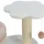 Kratzbaum mit weisser Plattform in Pfotenform, Sisalstamm und rosa Plüschball an Schnur.