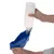 Hand hält eine weisse Wasserflasche, die in eine blaue tragbare Trinkschale für Haustiere eingefüllt wird.