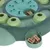 Jeu interactif vert pour chien avec compartiments et friandises en forme d’os visibles dans un tiroir ouvert et sous une trappe coulissante. Matière plastique.