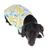 Chien portant un manteau blanc à motifs citrons jaunes et feuilles vertes, vu de dessus. Le matériau du manteau n’est pas identifiable visuellement.