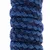 Nahaufnahme eines blau und dunkelblau geflochtenen Seils aus Kunststofffasern.