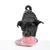 Hund spielt mit einem bunten Plüschspielzeug in Rosa und Lila.