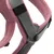 Nahaufnahme eines rosa und grauen gepolsterten Geschirrs mit verstellbaren Gurten und Metallring.