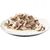 Assiette blanche contenant des morceaux de nourriture humide pour animaux, en sauce. Aucun emballage ni marque visible.
