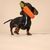 Hund spielt mit orangefarbenem Spielzeug in Karottenform und grünem Kauspielzeug. Produkt zur Unterhaltung von Haustieren.