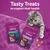 Due bustine Whiskas Pounce & Play e Relax & Unwind da 45 g con snack per gatti, gatto grigio accanto a crocchette. Testo in inglese non presente altrove.