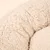 Nahaufnahme eines cremefarbenen, flauschigen Stoffmaterials mit strukturierter Oberfläche. Nahaufnahme eines cremefarbenen, flauschigen Stoffmaterials mit strukturierter Oberfläche.