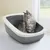Graue Katze sitzt in einer grauen Katzentoilette mit weissem Rand. Produkt zeigt Nutzung der Katzentoilette.