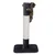 Griffoir pour chat avec base rectangulaire, poteau recouvert de corde claire et tissu foncé, chat tigré accroché au sommet du griffoir. Aucun texte visible.