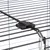 Détail d’une grille en métal noir avec fermeture en plastique noir, partie supérieure d’une cage pour animaux visible.