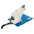 Gatto bianco seduto su tappetino refrigerante blu con logo di gatto. Il prodotto mostra l’uso del tappetino.