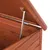 Detalle de bisagra metálica en el interior de una caseta o cofre de madera con tapa abatible. Se observa la estructura y acabado del material. Detalle de bisagra metálica en el interior de una caseta o cofre de madera con tapa abatible. Se observa la estructura y acabado del material.