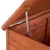 Detalle de bisagra metálica y soporte en la tapa abatible de una caseta de madera, mostrando el interior y acabado del material. Detalle de bisagra metálica y soporte en la tapa abatible de una caseta de madera, mostrando el interior y acabado del material.