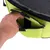 Main ouvrant une poche extérieure à scratch sur un sac vert en tissu, doublure intérieure grise visible. Fermeture éclair noire sur le dessus du sac.