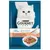Purina Gourmet Perle Régal de Sauces au saumon, dans une sauce saveur saumon grillé. Image d’un chat blanc et d’un bol de nourriture en sauce.