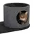 Chat allongé dans une niche cylindrique en feutre gris avec ouverture ronde à l'avant, posée sur une base assortie. Aucun texte ou marque visible.
