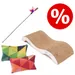 Lot pour chat : griffoir en carton ondulé, deux coussins colorés à motifs géométriques et baguette avec plumes multicolores. Symbole de réduction en rouge avec %.
