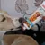 Hund leckt Beaphar Gelenk Fit Paste aus Tube, unterstützt die Gelenkgesundheit mit Glucosamin und Chondroitin. Für Hunde geeignet.