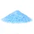 Haufen aus blauen und weissen Granulatkristallen, möglicherweise Streu oder Trockenmittel.