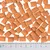 Nahaufnahme von braunen, rechteckigen Snacks mit einer Grössenangabe in Zentimetern. Snacks sind etwa 1-2 cm gross.