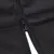 Nahaufnahme eines schwarzen Reissverschlusses auf einem strukturierten Stoff, zeigt Materialdetails und Verarbeitung.