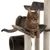 Arbre à chat avec plateformes en tissu gris et poteaux recouverts de corde, chat tigré allongé sur une plateforme supérieure. Matériaux visibles : tissu, corde.