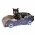 Kattenbed van karton in de vorm van een Batmobile, met een kat erop liggend. Ontwerp met zwarte en blauwe accenten.
