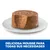 Mousse de comida húmeda para mascotas en un plato blanco. Texto visible: 'Deliciosa mousse para todas sus necesidades'.