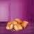 Knusprige Snacks mit Füllung, auf violettem Hintergrund präsentiert.