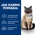 Jak karma pomaga: łagodzi objawy skórne alergii pokarmowych, wspiera zdrowie bariery ochronnej skóry, zapewnia doskonałą jakość stolca. Obok siedzi kot w niebieskiej obroży.