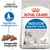 Royal Canin Indoor Appetite Control kattenvoer, tekst: Health Nutrition, Reguleert de voedingsinname, Aangepaste brokgrootte. Afbeelding van een kat en drie brokjes zichtbaar. Royal Canin Indoor Appetite Control kattenvoer, tekst: Health Nutrition, Reguleert de voedingsinname, Aangepaste brokgrootte. Afbeelding van een kat en drie brokjes zichtbaar.