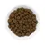 Miska z suchą karmą w formie brązowych, okrągłych granulek. Brak widocznych marek lub tekstu na produkcie.
