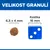 Velikost granulí: granule 6,5 × 4 mm vedle modré kostky 16 mm pro porovnání velikosti.