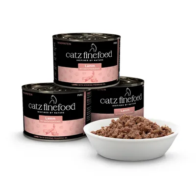 Trzy puszki catz finefood jagnięcina z olejem z wiesiołka oraz miska z podaną mokrą karmą. Napis: Monobiałko, Czysta, Zainspirowana naturą. Trzy puszki catz finefood jagnięcina z olejem z wiesiołka oraz miska z podaną mokrą karmą. Napis: Monobiałko, Czysta, Zainspirowana naturą.