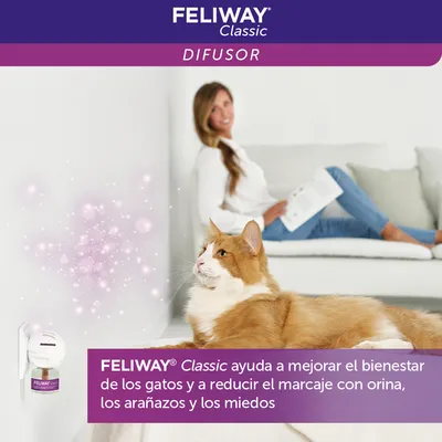Difusor Feliway Classic enchufado en la pared, gato tumbado cerca y texto: 'FELIWAY Classic ayuda a mejorar el bienestar de los gatos y a reducir el marcaje con orina, los arañazos y los miedos'.
