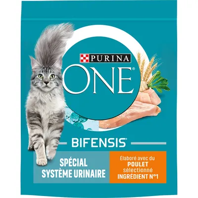 Purina ONE Bifensis kattmat, text på franska: Spécial système urinaire, élaboré avec du poulet sélectionné ingrédient n°1. Bild på katt, kycklingbitar, vete och örter.