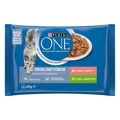 Pachet Purina ONE Spécial Chat Stérilisé, 4 x 85g. 2 plicuri cu somon și morcovi, 2 cu curcan și fasole verde. Text în franceză pe ambalaj. Imagine pisică și farfurie cu hrană umedă.