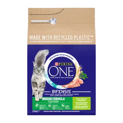 Bag labelled 'Made with recycled plastic', showing Purina ONE Bifensis Indoor Formula, rich in turkey as number one ingredient, for cats living indoors. Weight: 2.8kg.