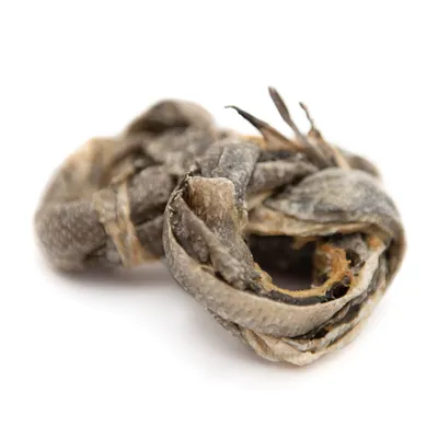 Geflochtene Fischhaut, naturbelassen und getrocknet, als Snack oder Kauartikel für Haustiere.