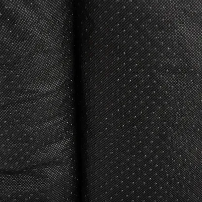 Nahaufnahme eines schwarzen, strukturierten Gewebes mit feinen Punkten. Materialdetails sichtbar.