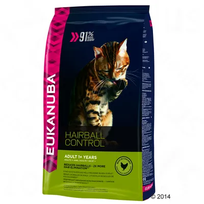 Eukanuba Hairball Control Adult 1+ Years kissanruokapakkaus, teksti: reduces hairballs – 2x more hair elimination, rich in chicken, kuva kissasta nuolemassa tassuaan.
