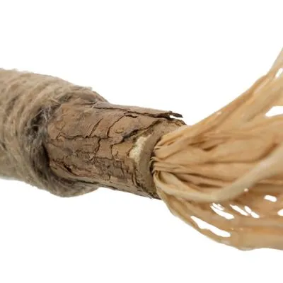 Stok van natuurlijk hout met vezelige uiteinden, omwikkeld met touw. Geen merknaam of tekst zichtbaar.