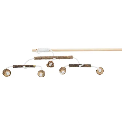 Jucărie tip undiță din lemn cu mai multe accesorii din bucăți de lemn natural, unite prin șnururi albe.