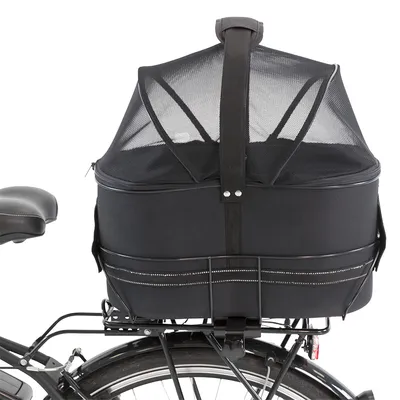 Schwarze Fahrradbox mit Netzabdeckung, montiert auf einem Gepäckträger. Geeignet für den Transport kleiner Tiere oder Gegenstände.