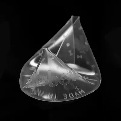 Przezroczysty kołnierz z tworzywa sztucznego z nadrukiem 'Laboul' i motywem łapek, odpowiedni dla zwierząt domowych. Made in Italy widoczne na kołnierzu.