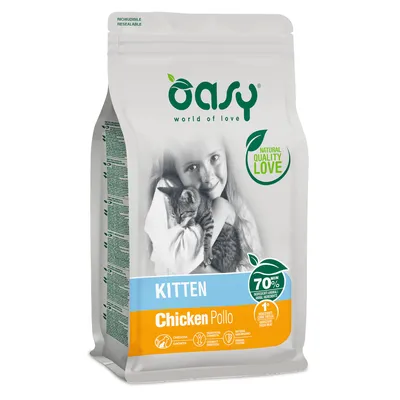 Confezione Oasy Kitten Chicken Pollo, 70% ingredienti animali, scritte Natural Quality Love e Resealable, immagine di un gattino in braccio a una persona.