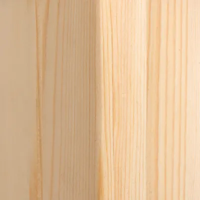 Nahaufnahme von hellem Holz mit sichtbarer Maserung, geeignet für Möbel oder Zubehör.