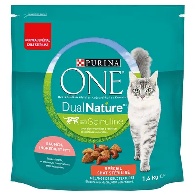 Balenie Purina ONE DualNature s obrázkom mačky, text: Saumon ingrédient n°1, Spécial chat stérilisé, 1,4 kg, avec de la spiruline. Text v francúzštine.